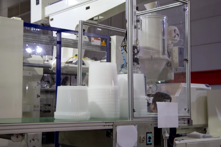 Beneficios de trabajar con fabricantes directos y no con intermediarios en productos plásticos